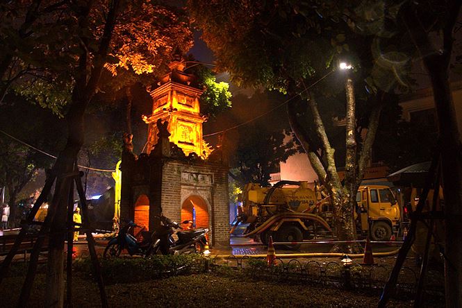 Công nhân dầm mưa lạnh suốt đêm nạo vét Hồ Gươm